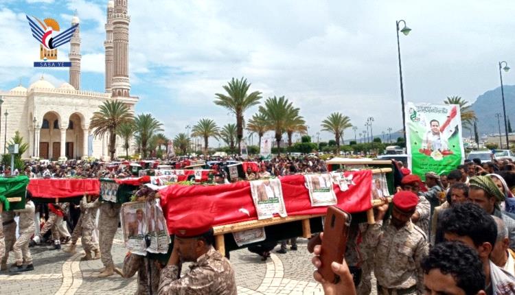 مليشيا الحوثي تشيّع 32 صحفيًا بعد مقتلهم إثر غارة إسرائيلية بصنعاء