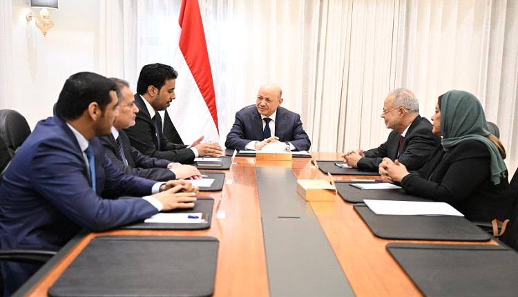 رئيس مجلس القيادة يؤكد تماسك مؤسسات الدولة والتزامها بتطبيع الاوضاع في حضرموت وتحقيق العدالة في تعز
