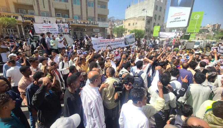 تظاهرة حاشدة في تعز تطالب سرعة القبض على قتلة افتهان المشهري