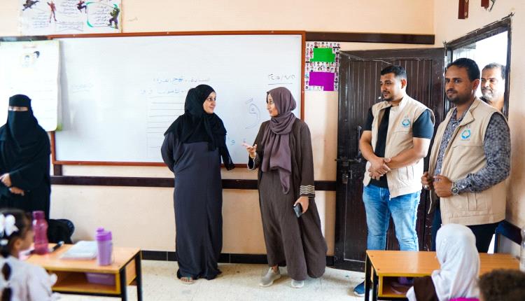 المدير التنفيذي لمنظمة "يمن أيد" تنفذ نزولاً ميدانياً لتقييم احتياجات مدرسة في لحج