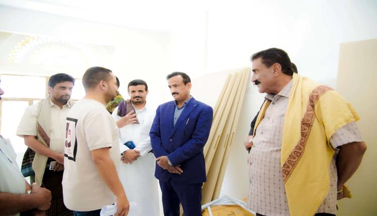 محافظ شبوة يتفقد مشروع تأهيل قاعة الاجتماعات بديوان المحافظة في عتق