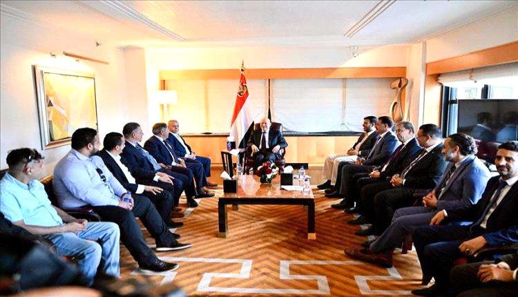 العليمي يلتقي قيادات الجالية اليمنية في أمريكا ويشيد بدورهم في دعم الاقتصاد الوطني