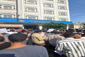 طلاب جامعة العلوم والتكنولوجيا في تعز يحتجون مطالبين بتخفيض الرسوم الدراسية