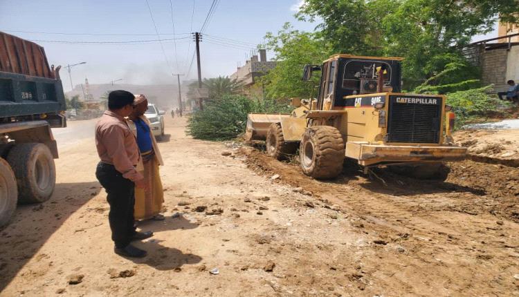 بتوجيهات مدير عام مديرية تريم.. الأشغال العامة ينفذ أعمال معالجة لأضرار الأمطار والسيول