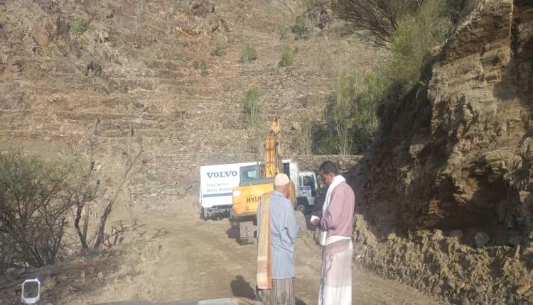 مدير عام سرار يتفقد العمل بمشروع طريق باتيس – رصد ويشيد بجهود القائد أبو زرعة المحرمي