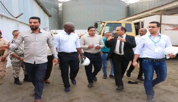 وفد رفيع المستوى من البنك الدولي يزور مركز الإنزال السمكي (الدوكيارد) في المعلا بعدن