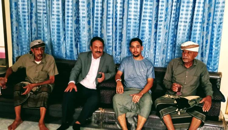 زيارة إنسانية لقيادة مكتب الصناعة والتجارة بلحج للاطمئنان على صحة أحد كوادره