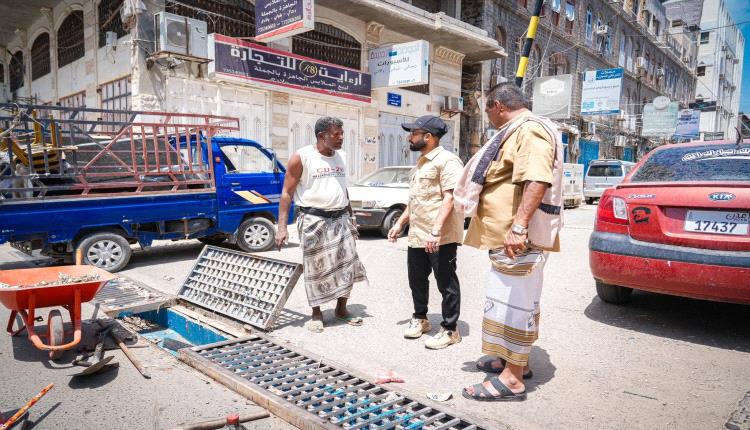 عدن.. مدير صيرة يطلع على سير عمل تنظيف مناهل تصريف مياه الأمطار