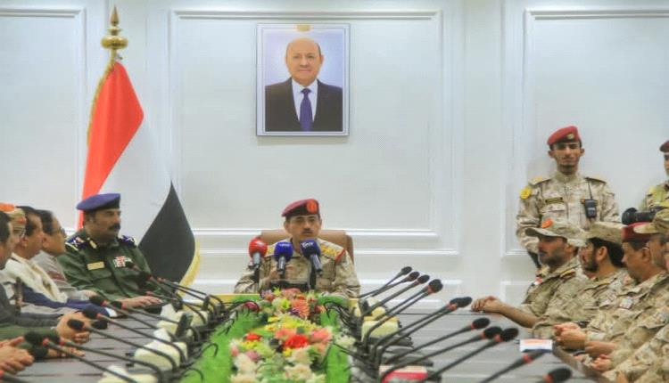 وزير الدفاع يعقد اجتماعاً موسعاً بالقيادات العسكرية والأمنية في مأرب