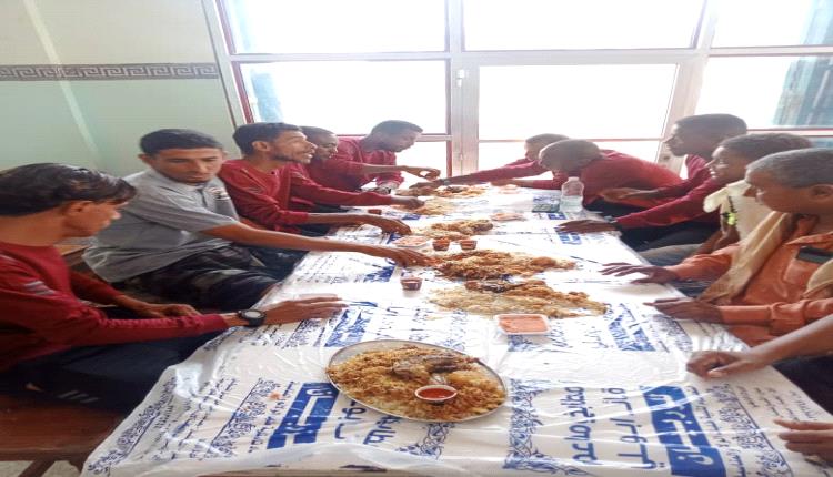 مأدبة تكريمية لحكام أبين بعد اجتيازهم دورة التحكيم في عدن