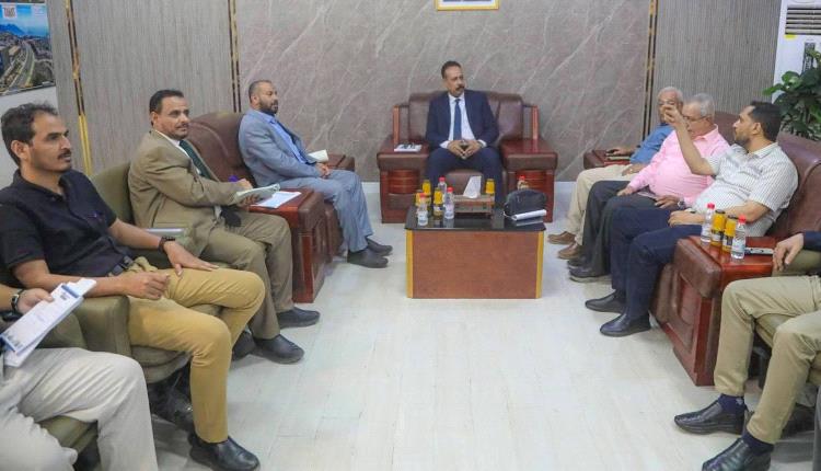 وزير الأشغال يناقش مع محافظ الضالع تطوير شبكة الطرق ومعالجة المشاريع المتعثرة