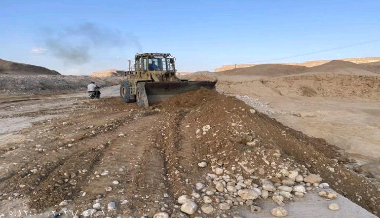 تواصل أعمال طارئة لإصلاح أضرار المنخفض الجوي بطريق سيئون – ساه – المكلا