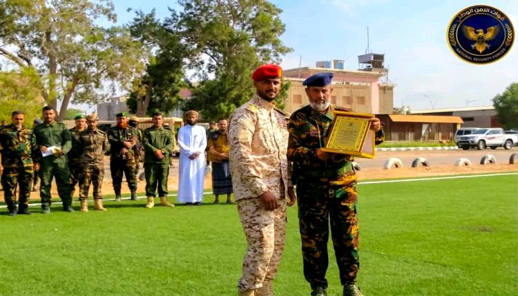 تكريم ضابط نموذجي يجسد القيم الأخلاقية في العمل الأمني بعدن