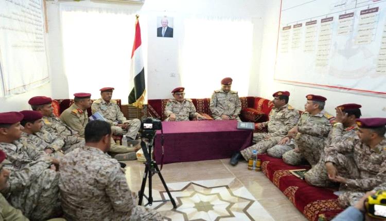 مساعد وزير الدفاع اللواء باتيس واللواء المرزوقي يتفقدان سير العمل في هيئة القوى البشرية