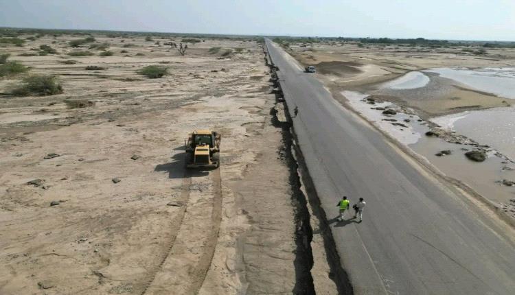 تعز.. صيانة طارئة للطرق الحيوية بعد أضرار المنخفض الجوي الأخير