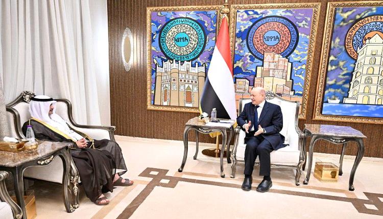 رئيس مجلس القيادة يشيد بالعلاقات الراسخة مع دولة الكويت وشجاعة قواتها في ردع التهديد