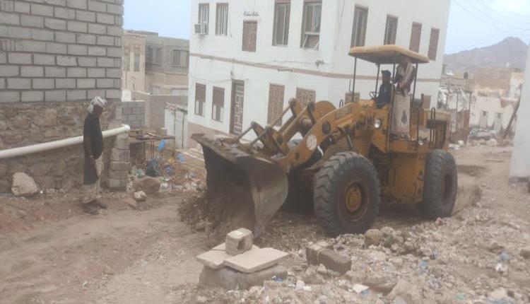 حملة نظافة في بروم لرفع مخلفات السيول وإعادة فتح الطرق