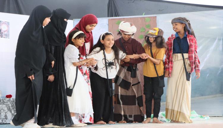 “صرخة من خلف الجدران”.. عرض مسرحي مؤثر لطالبات سيئون يلامس قضايا الأسرة