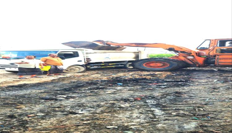 باشراف مباشر من مدير عام لودر ومدير صندق النظافة ازالة مخلفات القمامة امام وكالة الخضار