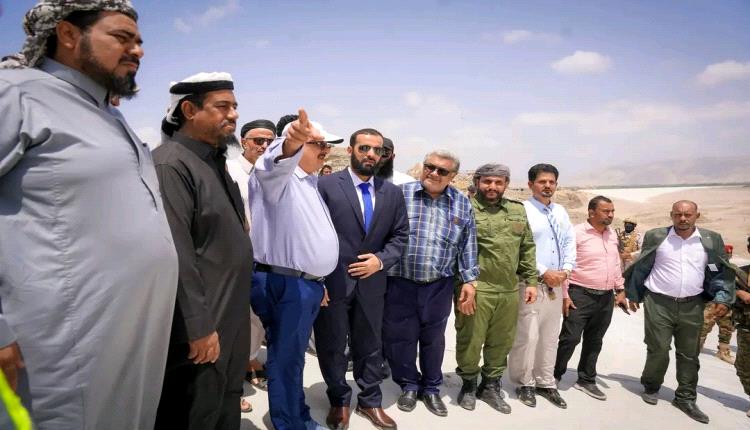 محافظ أبين يزور مشروع سد حسان ويشيد بمستوى الإنجاز المحقق