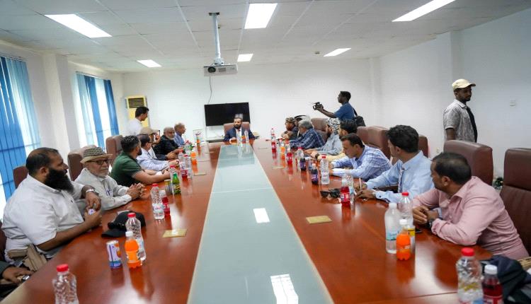 محافظ أبين يزور مصنع الوحدة للأسمنت بمديرية خنفر