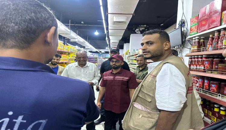 مدير صيرة ينفذ نزولاً لضبط المخالفات في أسعاد المواد الغذائية والأسماك في المديرية