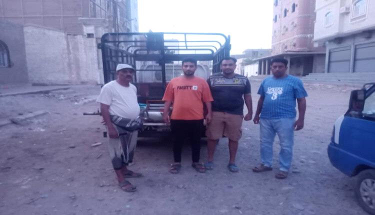 حملة رش ضبابي مكثفة في مدينة الشعب لمكافحة البعوض والوقاية من الأمراض