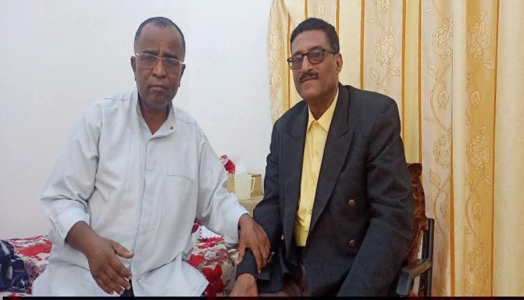 لفتة إنسانية.. مدير عام تريم يزور الإعلامي باصالح بعد وعكة صحية