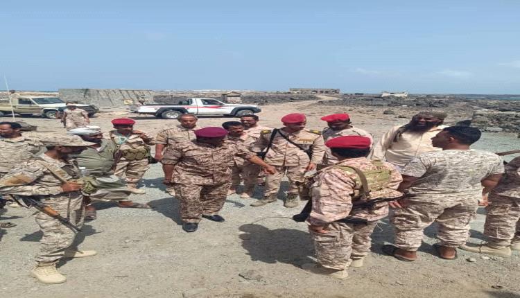 قائد اللواء الثالث حزم يتفقد المواقع العسكرية في جزيرة ميون الاستراتيجية