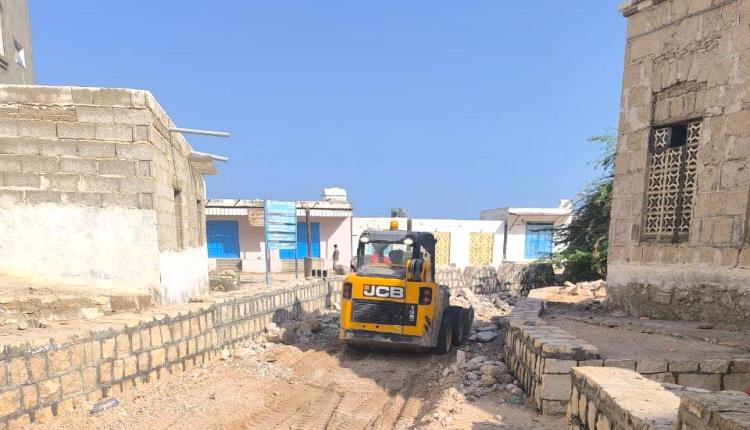 بروم ميفع تواصل حملة إزالة مخلفات الأمطار والسيول وفتح الطرقات