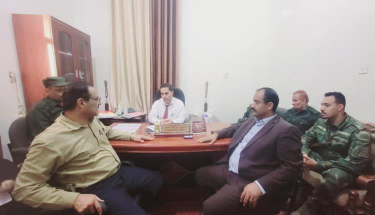 وكيل نيابة قعطبة يناقش مع قيادات أمنية ومحلية سبل تعزيز التنسيق لخدمة العدالة