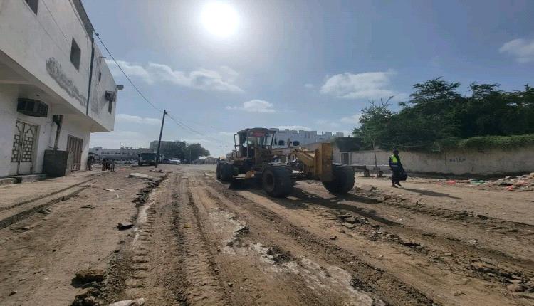 حراك ميداني متسارع.. بدء التنفيذ الفعلي لتأهيل طريق جعار–باتيس بأبين