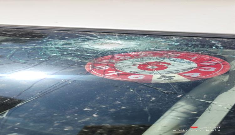 رصاصة طائشة تثير الذعر في ديس المكلا وتخترق سيارة مواطن دون إصابات