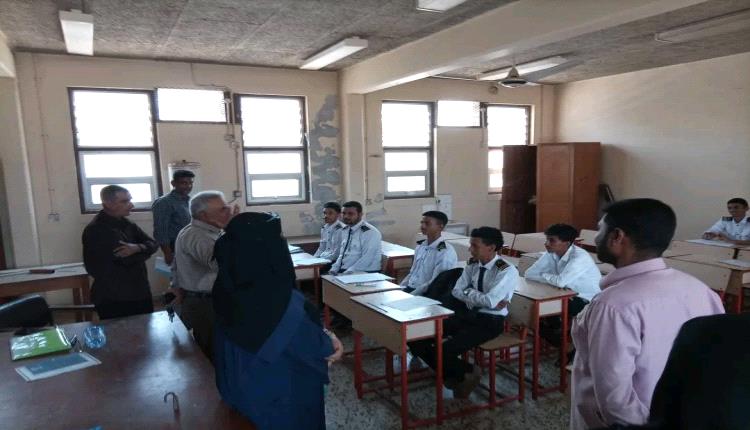 مدير عام مكتب التعليم الفني بعدن يتفقد سير العملية التعليمية بمعهدي "المعلا" و "البحري"