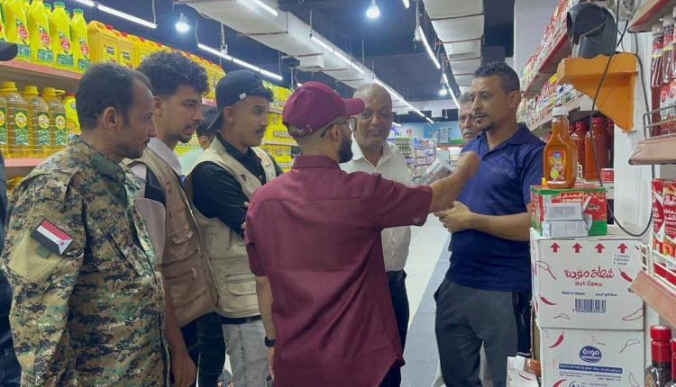 مدير صيرة ينفذ نزولاً لضبط المخالفات في أسعار المواد الغذائية والأسماك في المديرية