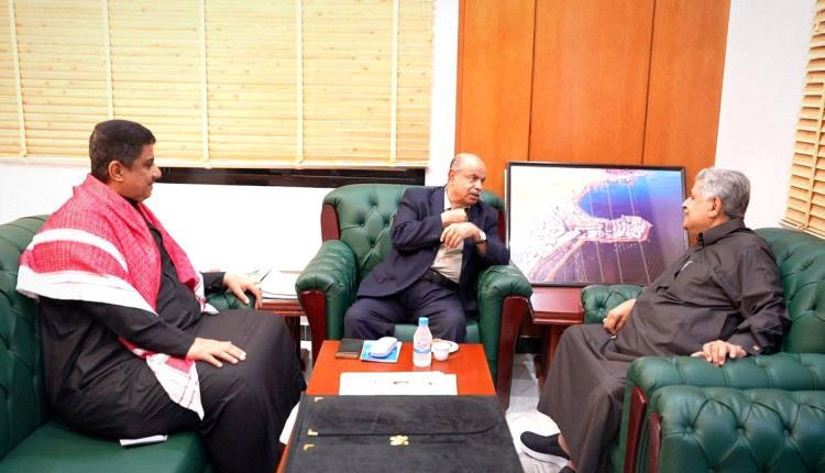 الخنبشي يطلع على نشاطات مؤسسة بن كردوس للتنمية ويتسلم درعًا تذكاريًا تقديرًا لجهوده