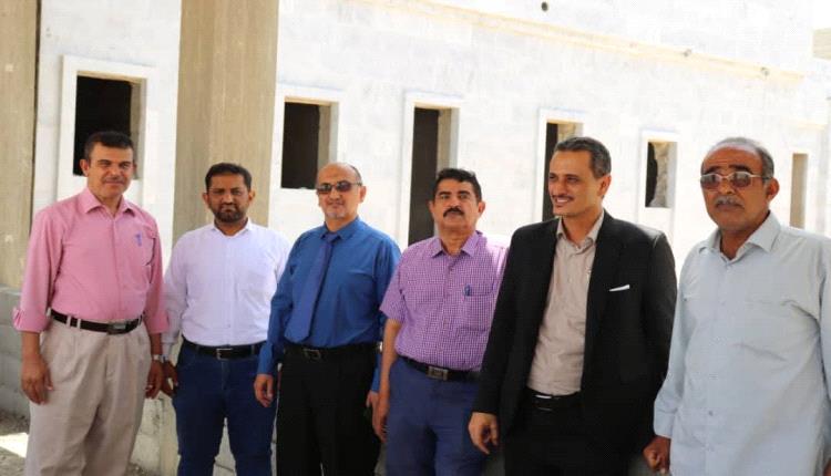 رئيس جامعة شبوة يتفقد مشروع مبنى كلية الطب بالحرم الجامعي الجديد