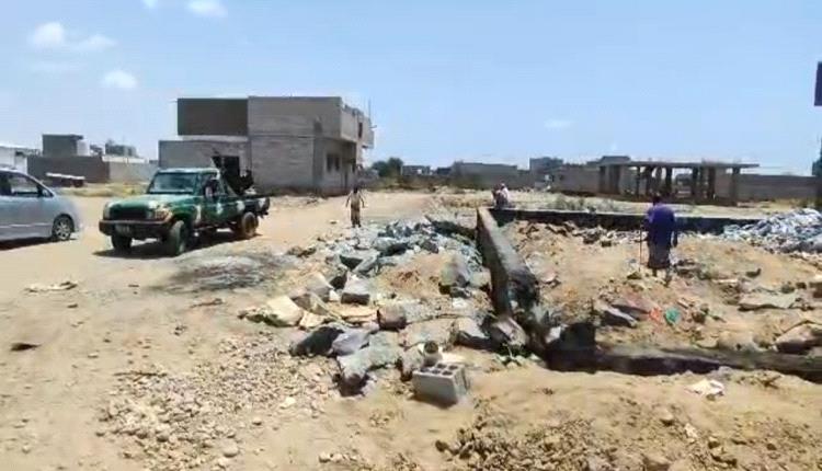 وحدة حماية الأراضي بعدن تواصل حملاتها لإزالة البناء العشوائي والمخالف