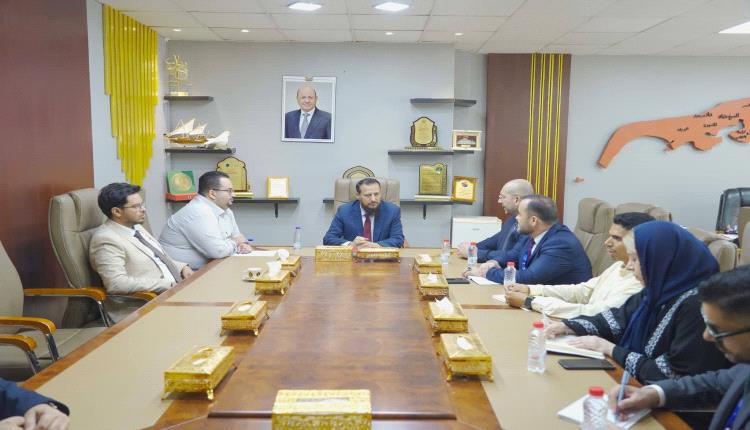 محافظ عدن يناقش مع الهجرة الدولية تعزيز التعاون وتسريع عودة المهاجرين غير