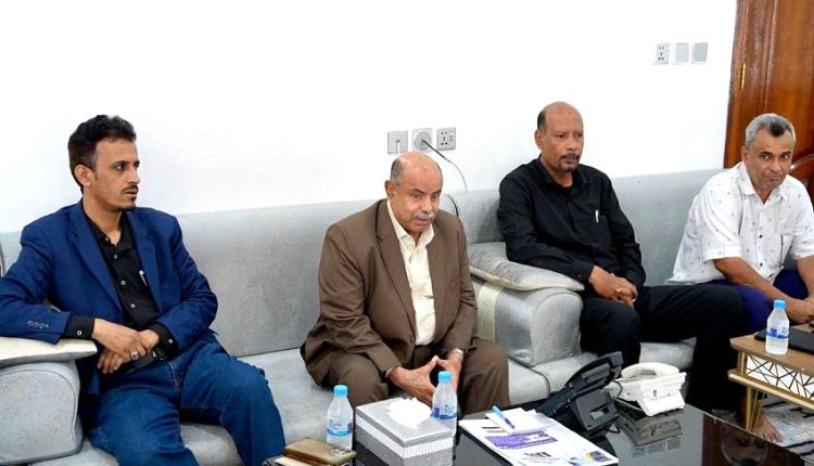 الخنبشي يلتقي أهالي ضحايا أحداث المكلا ويؤكد مساندة السلطة المحلية لهم