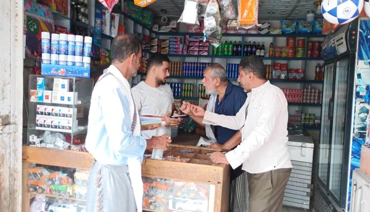 حملة مفاجئة لضبط أسعار المياه في أسواق الحوطة بلحج