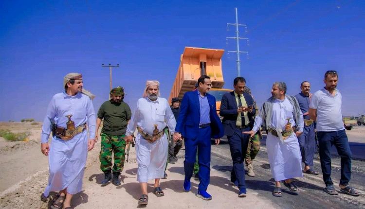 المحافظ بن الوزير يدشّن أعمال الأسفلت للمرحلة الثالثة من مشروع تأهيل المدخل الغربي لمدينة عتق
