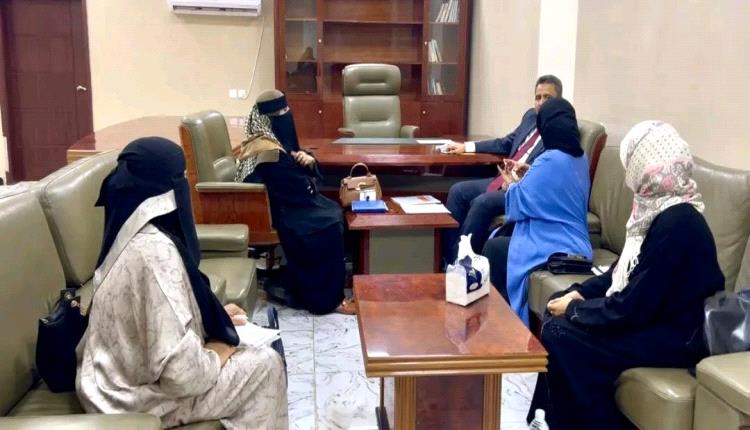 محافظ لحج يناقش تمكين المرأة وتعزيز دورها في صنع القرار