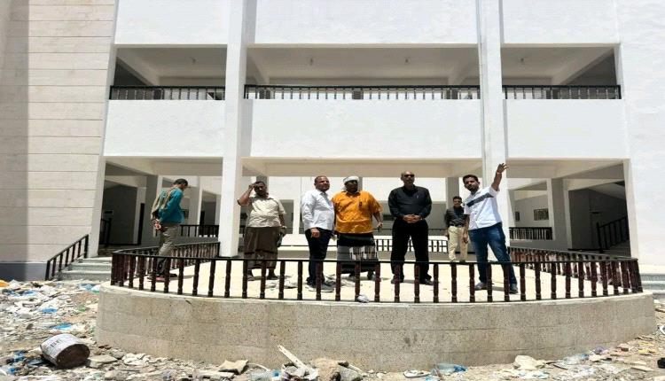 مدير عام المكلا يتفقد اللمسات الأخيرة في مشروع مدرسة حي السلام