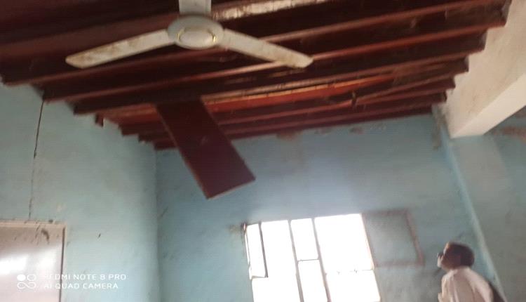 أبين.. كارثة وشيكة تهدد حياة 1800 طالب بسبب انهيار سقوف مدرسة سمية أم عمار بالمخزن