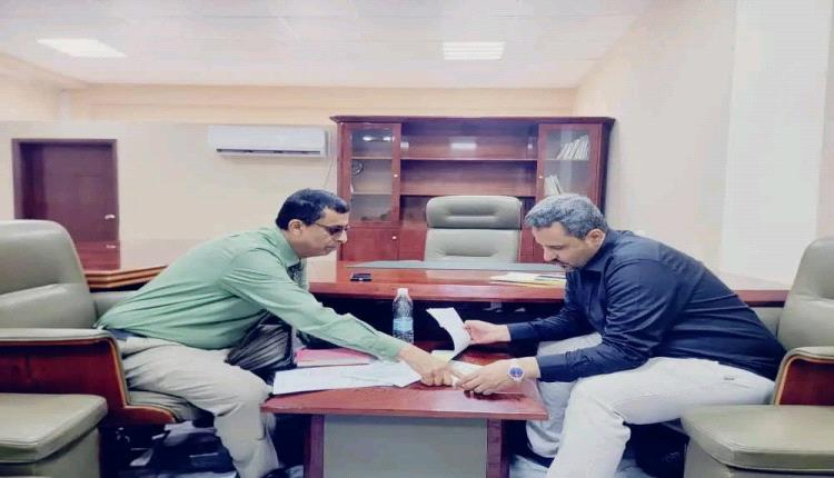 محافظ لحج "مراد الحالمي" يناقش مدير عام الصحة إطلاق حملة رش ضبابي ورذاذي لمكافحة البعوض في الحوطة وتبن