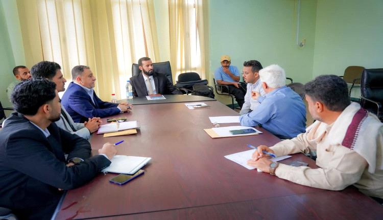 محافظ ابين خلال لقائه مدراء عموم مؤسستي  المياه والكهرباء يشدد على تحسين مستوى الخدمات