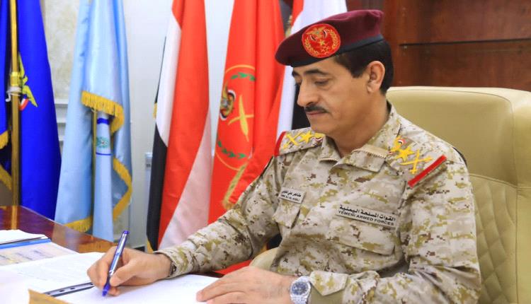 وزير الدفاع يعزي مدير المؤسسة الاقتصادية بوفاة والدته