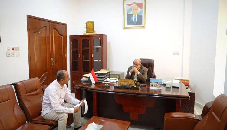 الخنبشي يناقش اوضاع المخزون الاستراتيجي للمواد الغذائية وسير العمل في القطاع الصحي وميناء المكلا