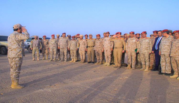 وزير الدفاع يتفقد المنطقة العسكرية السادسة في الجوف